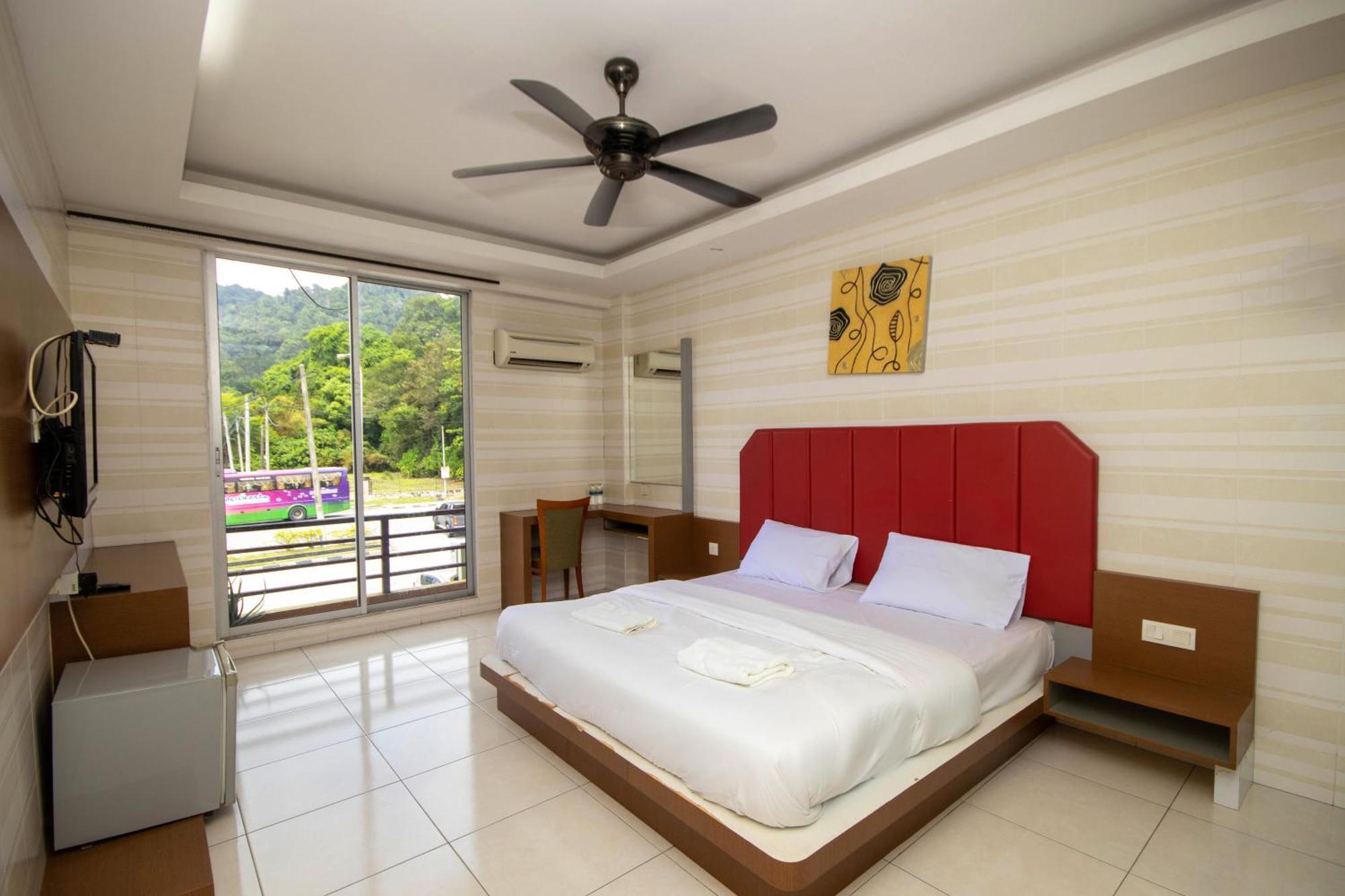 Jq Happy Lumut Hotel Exterior photo
